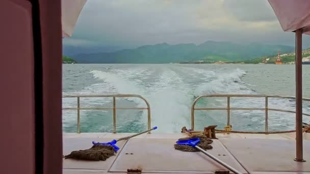 Carris no barco contra o mar azul — Vídeo de Stock