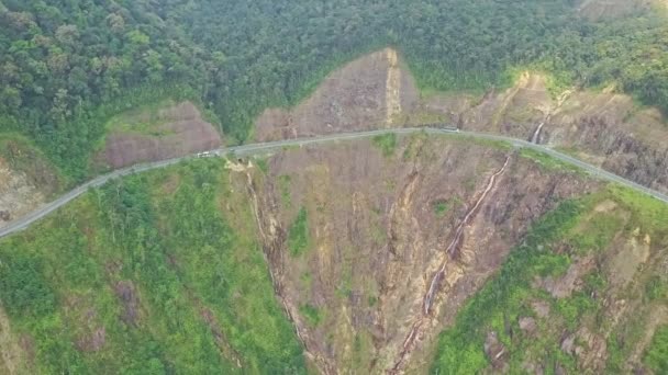 Curva autostradale di montagna su ripida scogliera — Video Stock