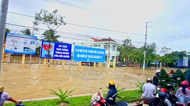 Banjir besar di kota dengan kemacetan lalu lintas — Stok Video