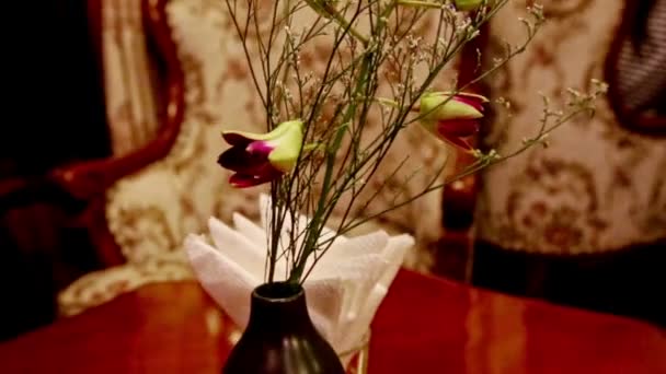 Vaas met bloemen van de kale takken op tafel — Stockvideo
