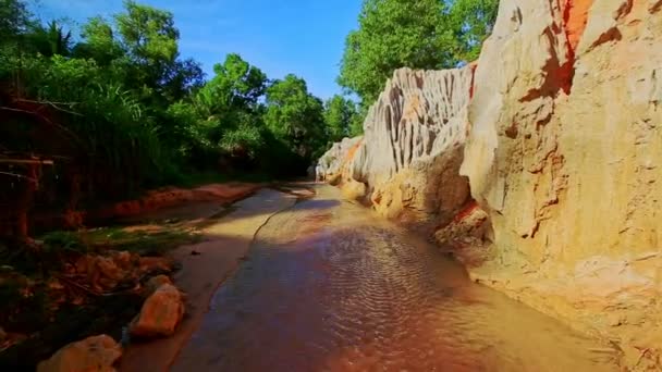 Волшебный берег с оранжевыми склонами — стоковое видео