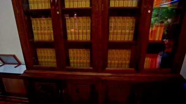Bücherregal voller buddhistischer religiöser Bücher — Stockvideo