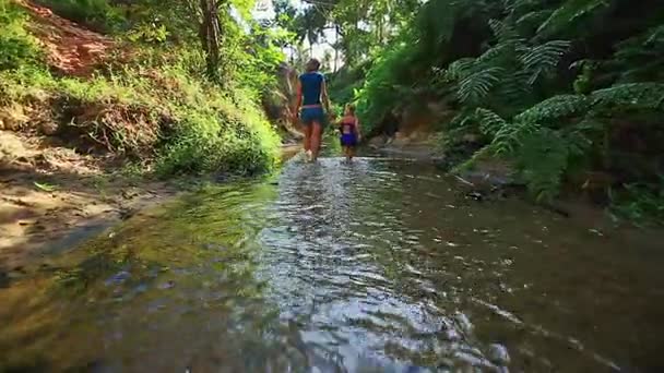 Madre e hija juegan descalzas en el agua del arroyo — Vídeos de Stock