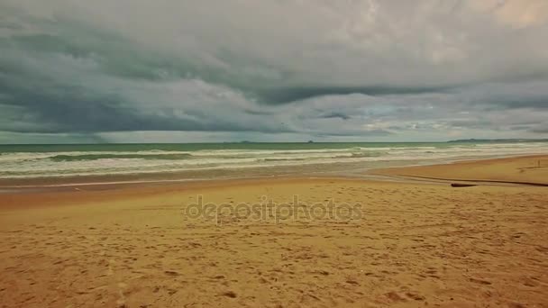 Spiaggia di sabbia al grande oceano — Video Stock