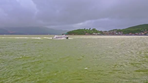 Блакитне море з хвилястим пульсацією і островом — стокове відео