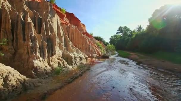 Fiume banca fatata con pendii arancioni punteggiato — Video Stock