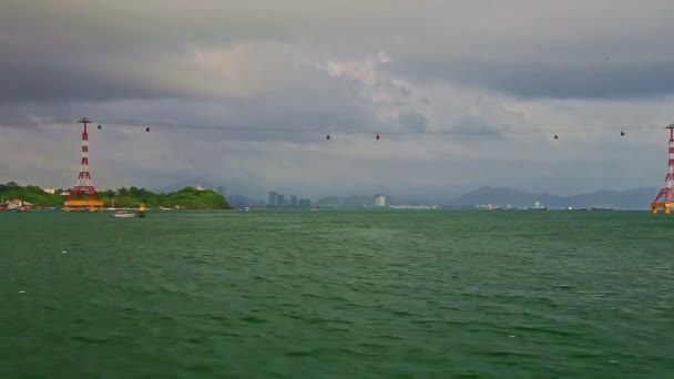 Рельсы на лодке против лазурного моря — стоковое видео