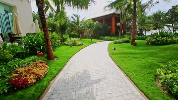 Sentiero nel parco dell'hotel resort — Video Stock