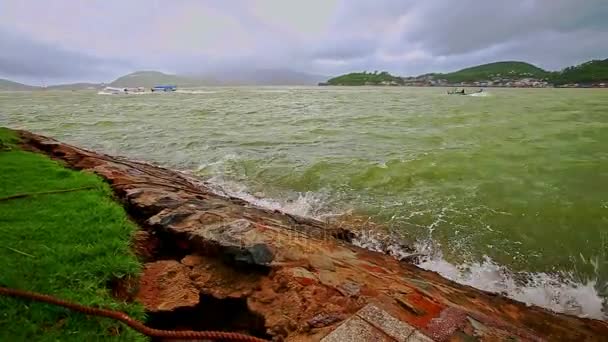 Морские волны с волнами на скалистом берегу — стоковое видео