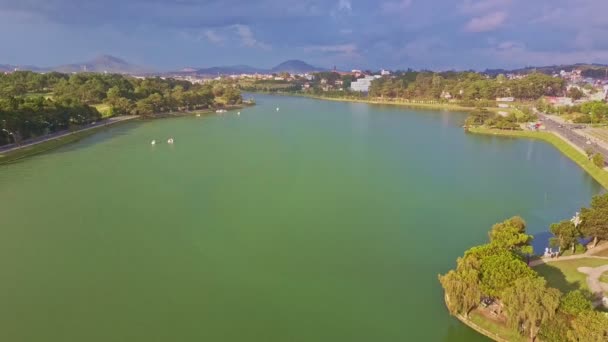 Klidné zelené jezero s ostrovem a stromy — Stock video