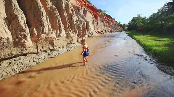 Menina joga descalço no running stream — Vídeo de Stock