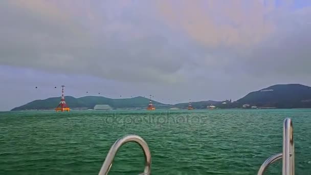 Szyny na łodzi przeciwko lazur morza — Wideo stockowe
