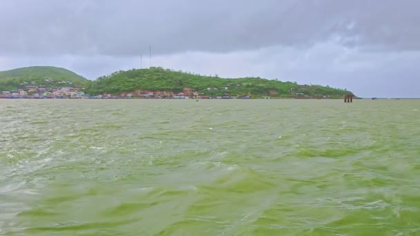 Panorama de la mer azur au bateau à moteur touristique — Video