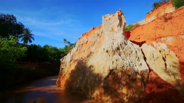 L'acqua del ruscello delle fate passa vicino alla scogliera — Video Stock