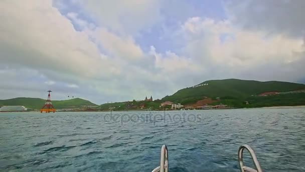 푸른 바다에 대 한 보트에 레일 — 비디오