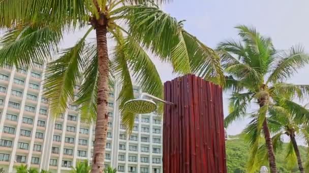 Ducha de madera al aire libre en la playa cerca del hotel — Vídeo de stock