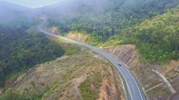 Route de montagne parmi les bois tropicaux environnants — Video