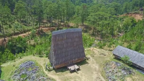 Grande cour avec vieilles maisons en bois — Video