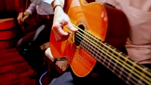 Primer plano guitarrista local toca música — Vídeos de Stock