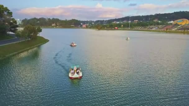Lake with floating swan catamarans on water — Stock Video