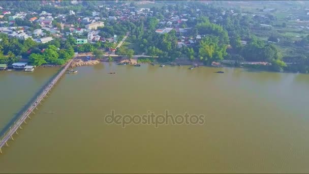 Stad op bank over brede rivier — Stockvideo