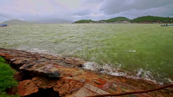 Olas de mar con ruptura de ondulación en la orilla rocosa — Vídeo de stock