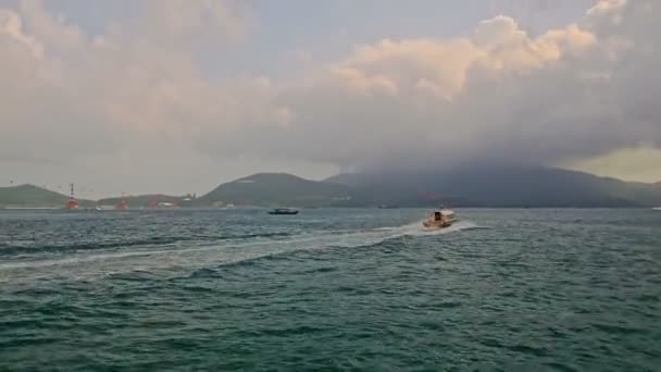 Рейки на човні проти блакитного моря — стокове відео