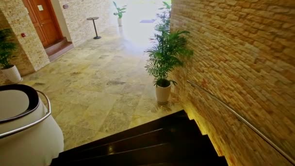 Treppe durch Hotelflur und Lobby zur offenen Terrasse — Stockvideo