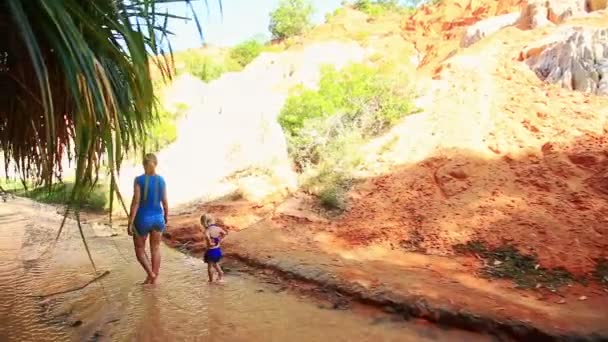 Madre e figlia a piedi nudi sul ruscello delle fate — Video Stock