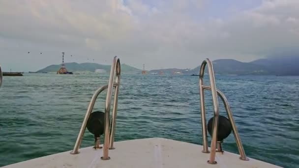 Carris no barco contra o mar azul — Vídeo de Stock