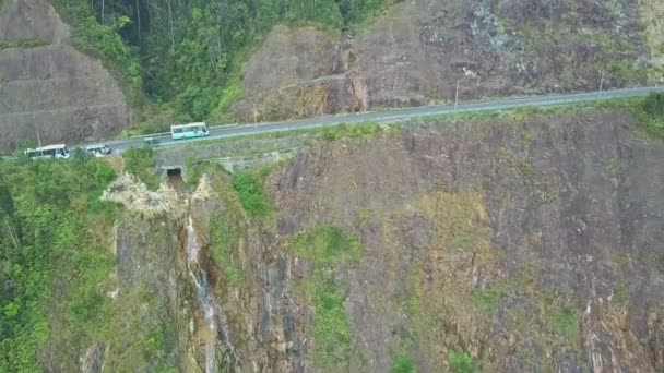 Curva autostradale di montagna su ripida scogliera — Video Stock