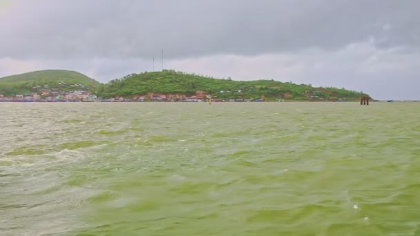 Panorama vanaf de azuurblauwe zee aan toeristische motorboot — Stockvideo