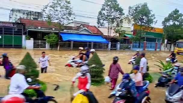 Banjir besar di kota dengan kemacetan lalu lintas — Stok Video