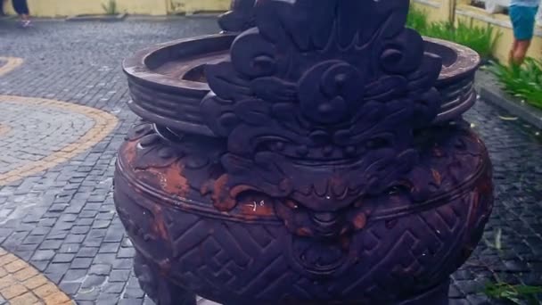 Буддийская ритуальная чаша с песком для сожжённых палочек — стоковое видео