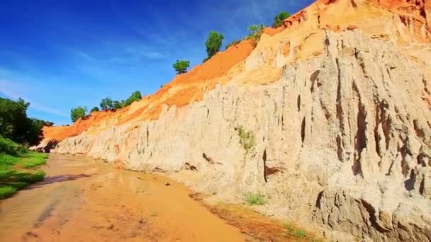 Rive de ruisseau de fées avec des pentes mouchetées — Video