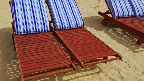 chaise longue en bois sur la plage de sable 