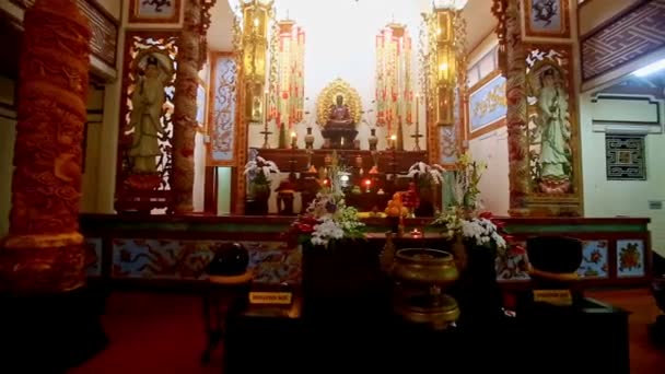 Buddhistischer Altar im Tempel des Klosters — Stockvideo