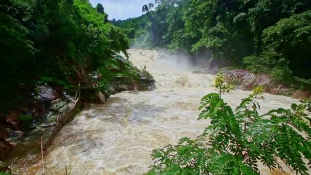 Berg rivier trapsgewijs onder rotsachtige oevers — Stockvideo