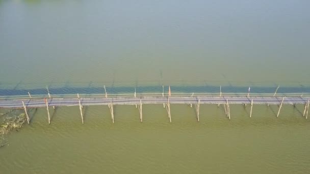 Houten brug met het besturen van motorfietsen — Stockvideo