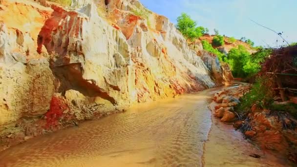 rive du ruisseau de fées avec des pentes orange moucheté  