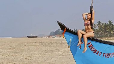 Bayan okyanus plaj karşı teknede oturur