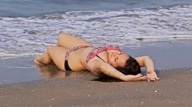 Kız tropik sahilde yalan mayo 