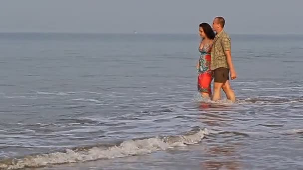 Paar wandelingen op tropisch strand — Stockvideo