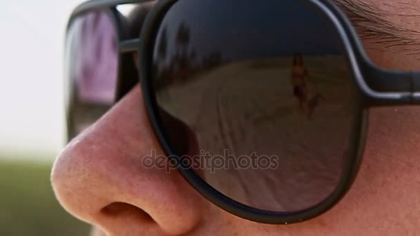 Chica refleja en grandes gafas de sol oscuras — Vídeos de Stock