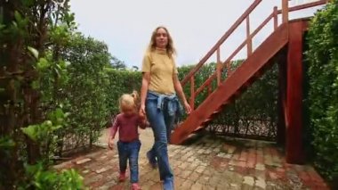 Anne ile kızı Botanik Bahçesi içinde dinlenme