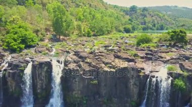 cliff karşı jungle şelale akışları