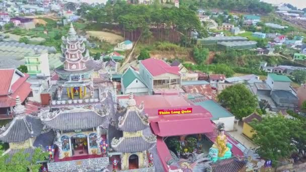 Vietnamesiska staden med buddhistiska tempel komplex — Stockvideo