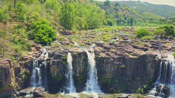 Cachoeiras em cascata em planalto tropical — Vídeo de Stock