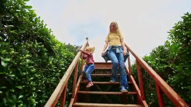 Mère avec fille reposant dans le jardin botanique — Video