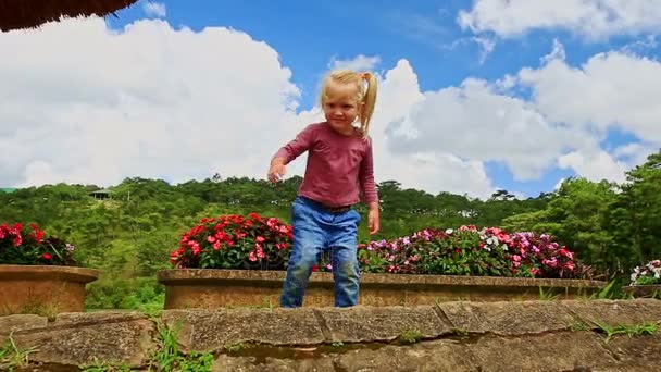 Niña jugando en el parque tropical — Vídeos de Stock